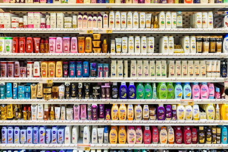 Besparende voorraad - shampoo in supermarkt